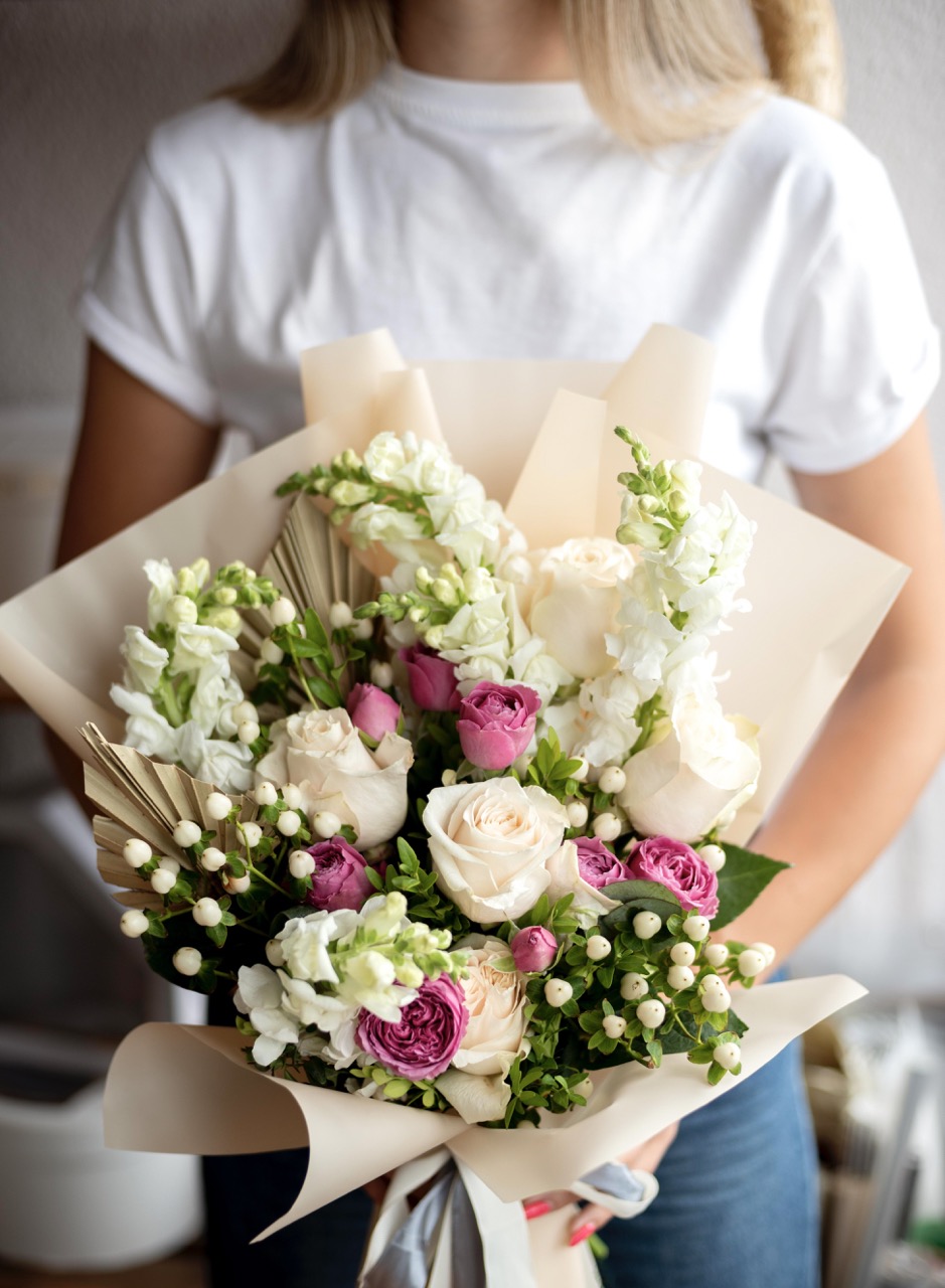woman-holding-flowers-bouquet-close-up Stor